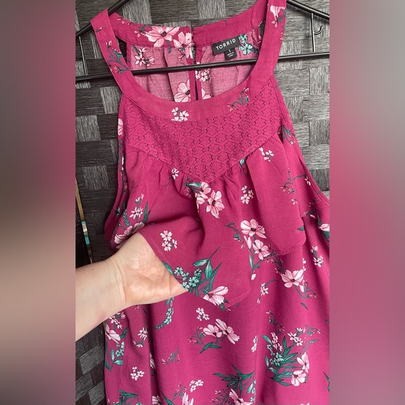 Woman’s Torrid Size 1 Tank - Picture 3 of 6